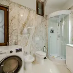 Piazza C - 2 Bedrooms & 2 Bathrooms *