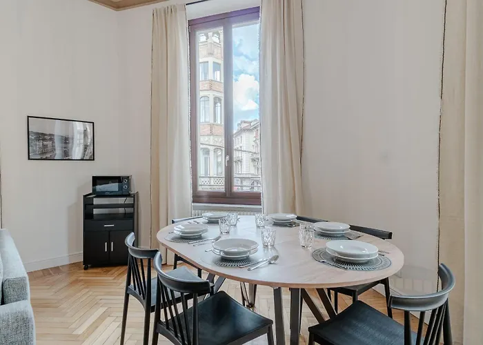 Piazza C - 2 Bedrooms & 2 Bathrooms *