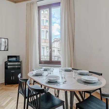 Piazza C - 2 Bedrooms & 2 Bathrooms *
