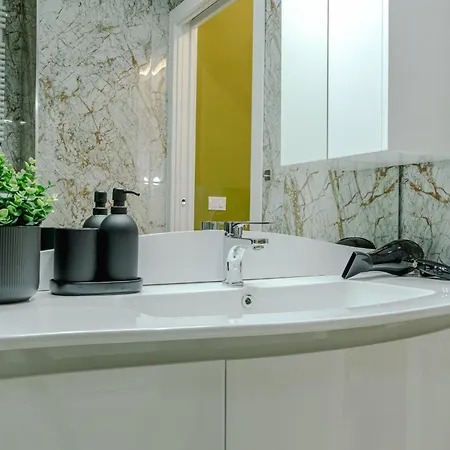 Piazza C - 2 Bedrooms & 2 Bathrooms *